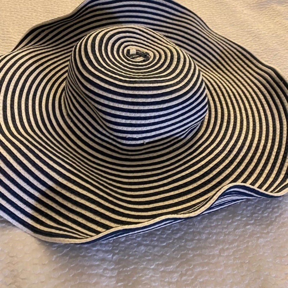 Magid Hat UPF 50 wire brim- OSFM black /white striped